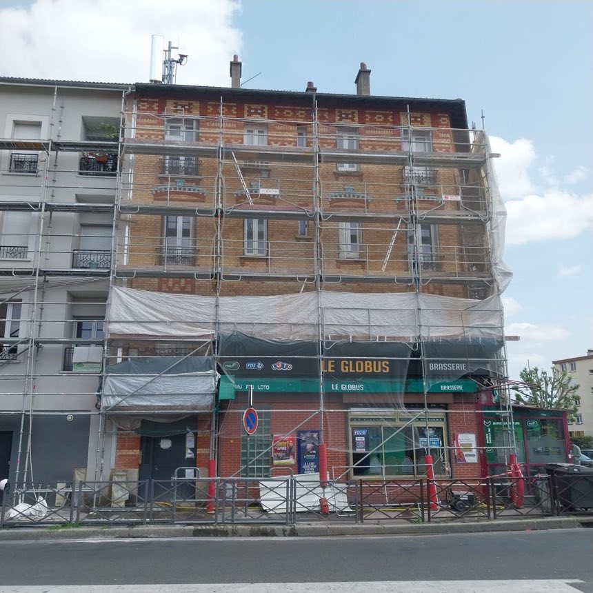Façade en cours de ravalement sous échafaudage · ville de Stains