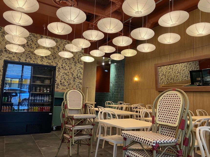 Suspensions lumineuses posées dans un restaurant parisien